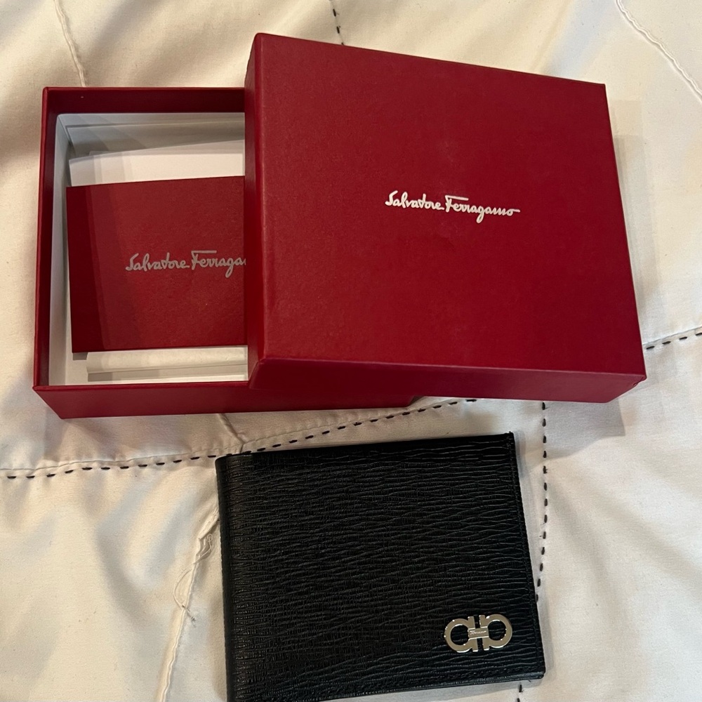 New Salvatore Ferragamo men’s wallet